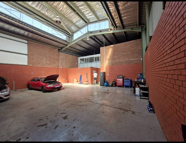 407M² WAREHOUSE TO LET IN JET PARK